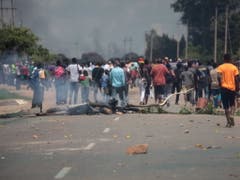 Bei Protesten wegen Benzinpreiserhöhungen ist es am Montag in Simbabwe zu Ausschreitungen gekommen. (Bild: KEYSTONE/EPA/AARON UFUMELI)