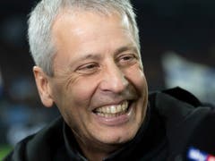 Ab und zu, wenn auch selten, kann man Lucien Favre in bester Laune erleben (Bild: KEYSTONE/AP dpa/BERND THISSEN)