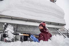 Angestellte am Schneeschaufeln. (Bild: Nadia Schärli (Andermatt, 14. Januar 2019))