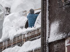 Die Schneeräumungsarbeiten während den heftigen Schneefällen laufen am Montag, 14. Januar 2019, in Göschenen im Kanton Uri auf Hochtouren. (Bild: KEYSTONE/URS FLUEELER)