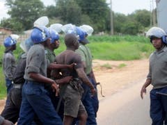 Sicherheitskräfte in Simbabwe haben am Montag versucht, die Lage nach Ausschreitungen in den Griff zu bekommen. (Bild: KEYSTONE/EPA/AARON UFUMELI)
