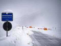 Die Strasse nach Disentis war am Montag gesperrt wegen Lawinengefahr. (Bild: KEYSTONE/GIAN EHRENZELLER)