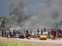Die Proteste wegen Benzinpreiserhöhungen sind am Montag in Simbabwe eskaliert. (Bild: KEYSTONE/EPA/AARON UFUMELI)