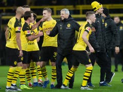 Wieder ein Sieg! Lucien Favre freut sich mit seinen Spielern (Bild: KEYSTONE/dpa/BERND THISSEN)