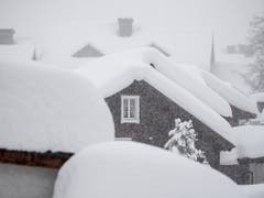 Andermatt ist eingeschneit. In den Schweizer Alpen herrscht wegen des vielen Schnees teilweise sehr grosse Lawinengefahr. (Bild: KEYSTONE/URS FLUEELER)