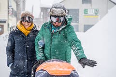 Touristen spazieren in Skibrillen. (Bild: Nadia Schärli (Andermatt, 14. Januar 2019))
