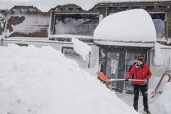 Thomas Simone am Schneeschaufeln. (Bild: Nadia Schärli (Andermatt, 14. Januar 2019))