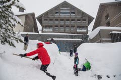 Touristen aus Australien und Neuseeland wollten eigentlich auf Zermatt. Nun sind sie in Andermatt eingeschneit und machen das Beste draus. (Bild: Nadia Schärli (Andermatt, 14. Januar 2019))