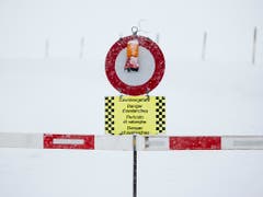 Etliche Strassenverbindungen in den Bergen sind wegen Lawinengefahr gesperrt, so wie hier im Kanton Uri. (Bild: KEYSTONE/URS FLUEELER)
