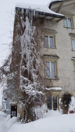 Eiszapfen schmücken ein Haus in Speicher AR. (Bild: Nicole Germann)