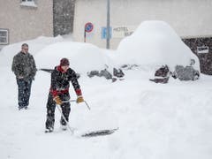 Die Schneeräumungsarbeiten laufen in Hospental UR auf Hochtouren. (Bild: KEYSTONE/URS FLUEELER)