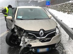Schattdorf - 13. JanuarEin Auto krachte in die Leitplanke und kollidierte anschliessend mit einem anderen Auto. Verletzt wurde niemand. (Bild: Kantonspolizei Uri)