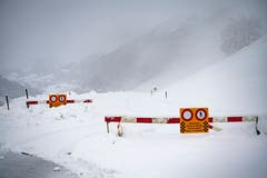 Die Strasse nach Disentis ist gesperrt (Bild: Gian Ehrenzeller / Keystone)