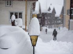 Hospental im Urserental versinkt im Schnee. (Bild: KEYSTONE/URS FLUEELER)
