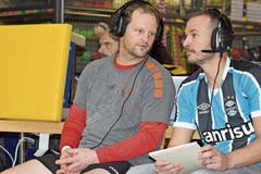 Manuel Sieber (links) kommentierte gemeinsam mit Juliano Fontoura von Faustball Widnau das Spielgeschehen für den Livestream. Ab dem zweiten Satz musste Sieber seinen Platz aber verlassen: Der frühere Diepoldsauer Trainer wurde auf dem Feld gebraucht.