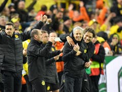 Lucien Favre reisst mit dem Erfolg die ganze Dortmunder Bank mit (Bild: KEYSTONE/AP/MARTIN MEISSNER)