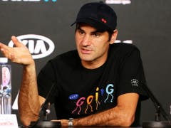 Roger Federer in gelöster Stimmung an der Medienkonferenz (Bild: KEYSTONE/EPA AAP/HAMISH BLAIR)