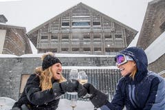 Diese Touristinnen freuen sich über den Schnee. (Bild: Nadia Schärli (Andermatt, 14. Januar 2019))