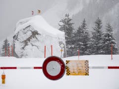 Die Strasse zwischen Wassen und Goeschenen im Kanton Uri, hier vor dem Teufelstein, ist am Montag 14. Januar 2019 wegen einer Lawinengefahr bis auf weiteres geschlossen. (Bild: KEYSTONE/URS FLUEELER)