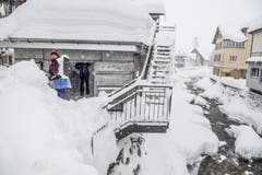 Angestellte am Schneeschaufeln. (Bild: Nadia Schärli (Andermatt, 14. Januar 2019))