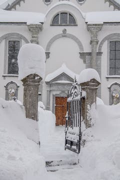Der Weg zur Kirche wurde freigeschaufelt. (Bild: Nadia Schärli (Andermatt, 14. Januar 2019))
