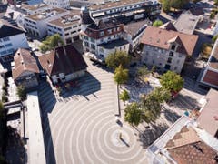 Historisches und Modernes treffen auf dem Langenthaler Wuhrplatz aufeinander. (Bild: KEYSTONE/GAETAN BALLY)