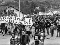 Atomkraftwerkgegner bei der Anti-AKW-Demonstration am Pfingstmontag des Jahres 1978 in Lucens. (KEYSTONE/Str) (Bild: KEYSTONE/STR)