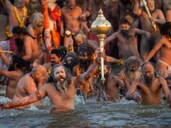 Heilige Männer machen den zeremoniellen Auftakt des das grössten religiösen Festivals der Welt. (Bild: KEYSTONE/AP/BERNAT ARMANGUE)