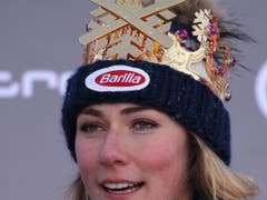 Mikaela Shiffrin standesgemäss mit Krone in Kronplatz (Bild: KEYSTONE/EPA ANSA/ANDREA SOLERO)