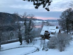 Die Sonne kämpft am Dienstagmorgen gegen die Wolken. (Bild: Enrico Schildknecht, Zug, 15. Januar 2019)