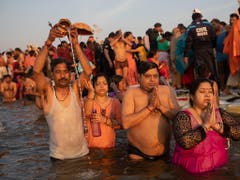 Hinduistische Pilger nehmen ein Bad in den heiligen Gewässern. (Bild: KEYSTONE/AP/BERNAT ARMANGUE)