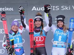 Mit Mikaela Shiffrin freuen sich auch die zweitplatzierte Tessa Worley (links) und die Italienerin Mara Bassino, die Dritte (Bild: KEYSTONE/EPA ANSA/ANDREA SOLERO)
