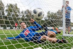 Der Ball ist im Tor, Yannick Schmid kommt zu spät. (Bild: Martin Meienberger, 15. Januar 2019)