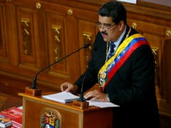Venezuelas Präsident Nicolás Maduro will trotz Protesten in seinem Land und Kritik aus dem Ausland an seiner Präsidentschaft festhalten. (Bild: KEYSTONE/AP/ARIANA CUBILLOS)