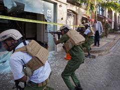 Sicherheitskräfte haben am Dienstag in Kenia das Gebiet um ein Luxushotel, auf das ein Anschlag verübt wurde, weiträumig abgesperrt. (Bild: KEYSTONE/AP/BEN CURTIS)