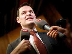 Der Genfer Staatsrat Pierre Maudet zeigte sich nach der Abstimmung sichtlich erleichtert und gab zahlreiche Interviews. (Bild: KEYSTONE/VALENTIN FLAURAUD)