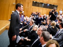Reumütig trat der Genfer FDP-Staatsrat Pierre Maudet am Dienstag vor die Parteibasis in Genf. (Bild: KEYSTONE/VALENTIN FLAURAUD)