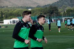 Wieder mit von der Partie: Auch Cedric Itten (links), vor Monaten von einem Lugano-Spieler schwer verletzt, ist nach Spanien gereist.