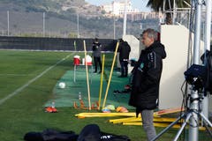 Die St.Galler trainieren und testen unter dem kritischen Blick von Sportchef Alain Sutter.
