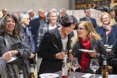Stadträtin Maria Pappa (rechts) gratuliert Barbara Frei. (Bild: Urs Bucher, 15. Januar 2019)