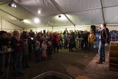 Der Architekt und Stanser Gemeinderat Martin Mathis begrüsst die geladenen Gäste im eigens aufgestellten Festzelt. (Bild pd/Kuno Scheuber, Alpnach, 14. Januar 2019)