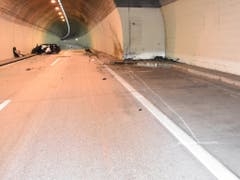 Eine junge Autofahrerin prallte am Mittwochmorgen in eine Nothaltebucht im Murgwaldtunnel. (Bild: Kantonspolizei St. Gallen)