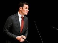Pierre Maudet am Dienstagabend in Genf - seine Parteibasis sprach ihm ihr Vertrauen aus. (Bild: KEYSTONE/VALENTIN FLAURAUD)