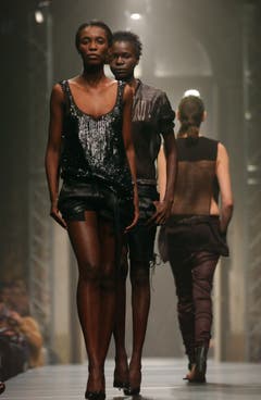 Impressionen vom Festival Gwand 2004 unter dem Titel SAVOIR ETRE, eine Kollektion von Haider Ackermann (Frankreich). (Bild: Eveline Bachmann)