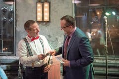 FDP-Fraktionpräsident Felix Keller übergibt dem scheidenden Stadtparlamentspräsidenten Gallus Hufenus einen Swiss-Gutschein. (Bild: Urs Bucher, 15. Januar 2019)