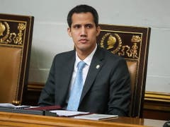 Der oppositionelle Präsident der Nationalversammlung, Juan Guaidó, fordert den venezolanischen Staatschef offen heraus. (Bild: KEYSTONE/EPA EFE/MIGUEL GUTIERREZ)