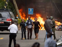 Bei einem Anschlag auf ein Luxushotel in Kenia sind zahlreiche Personen ums Leben gekommen. (Bild: KEYSTONE/AP/BEN CURTIS)