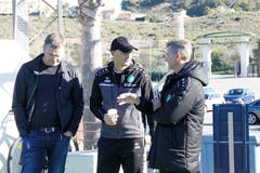 Trainer Peter Zeidler (Mitte) bespricht sich mit Sportchef Alain Sutter. Links Verwaltungsrat Stefan Wolf.