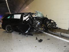 Rettungsdienste mussten die Frau nach dem Unfall im Murgwaldtunnel aus ihrem Auto befreien. (Bild: Kantonspolizei St. Gallen)