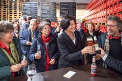 Anstossen auf das neue Amt in der Brauerei Schützengarten. (Bild: Urs Bucher, 15. Januar 2019)
